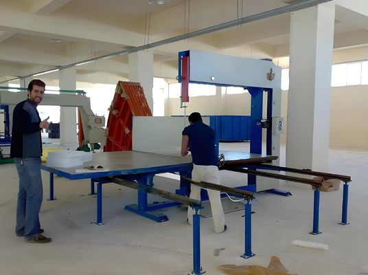 Vertikal Sünger Kesme Makinesi Mitsubishi Servo Motors PLC Kontrol Sistemi